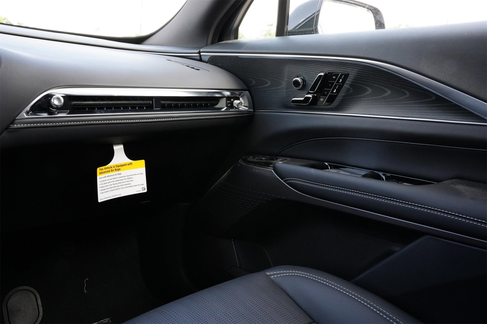 2025 Cadillac LYRIQ Luxury 1