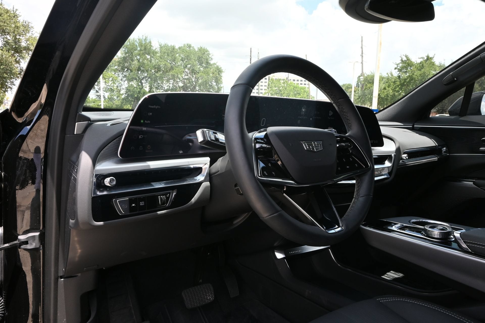 2025 Cadillac LYRIQ Luxury 1