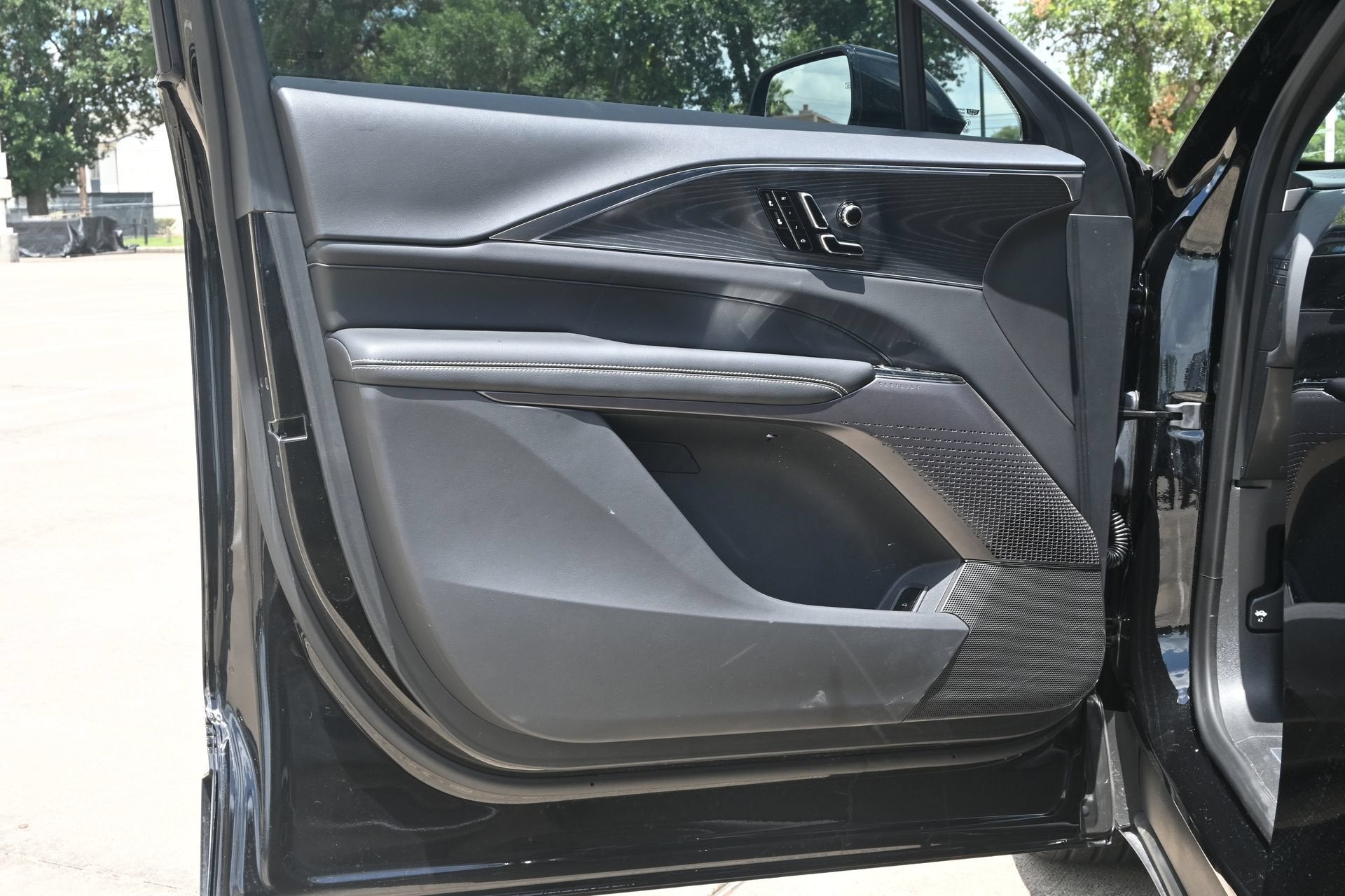 2025 Cadillac LYRIQ Luxury 1