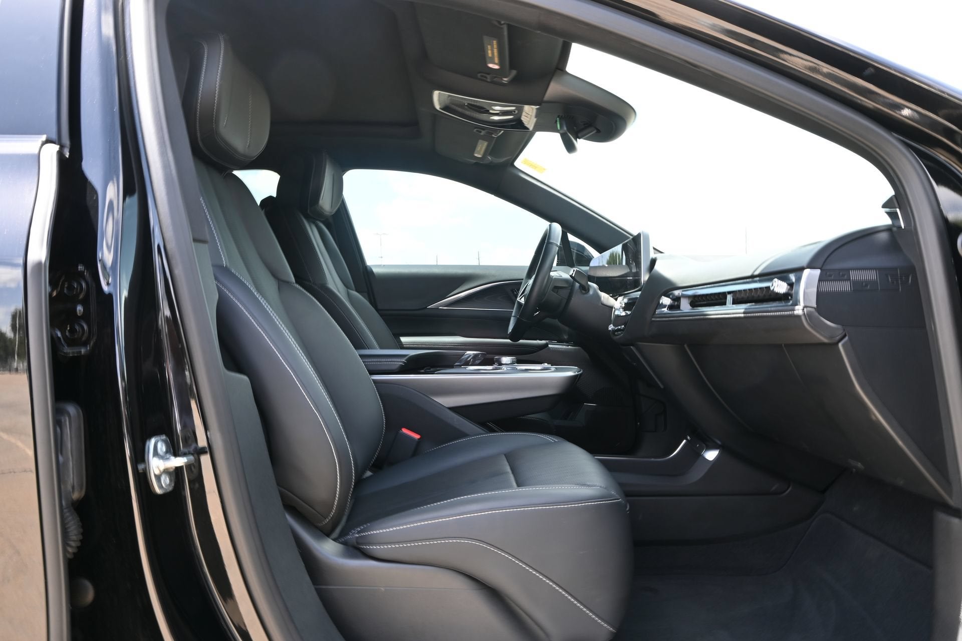 2024 Cadillac LYRIQ Luxury 1