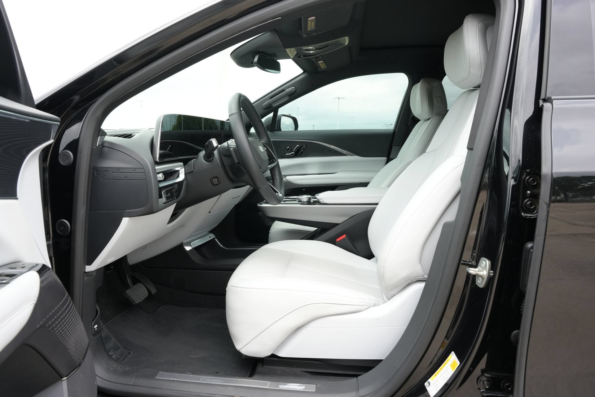 2024 Cadillac LYRIQ Luxury 1