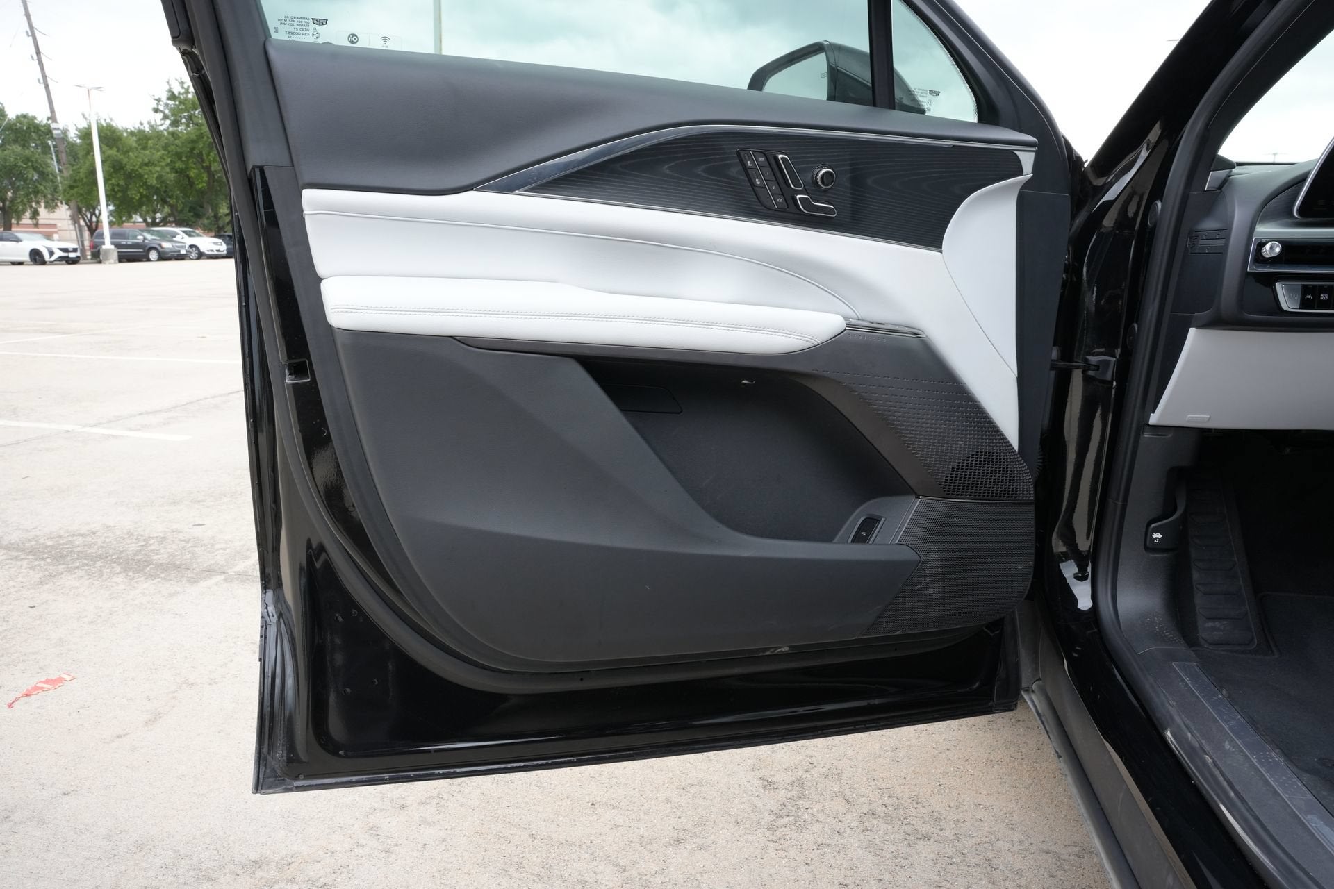 2024 Cadillac LYRIQ Luxury 1