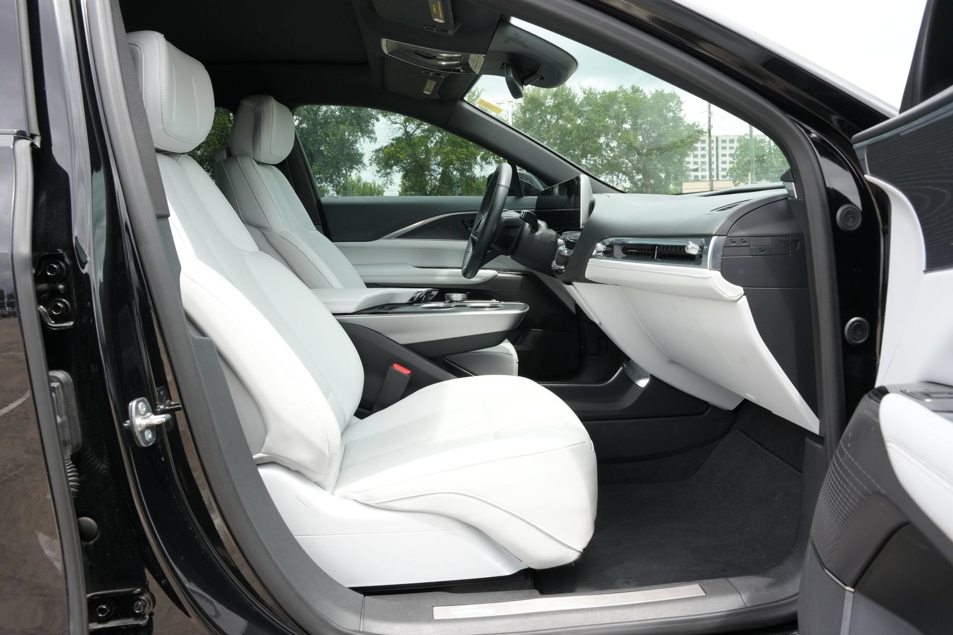 2024 Cadillac LYRIQ Luxury 1