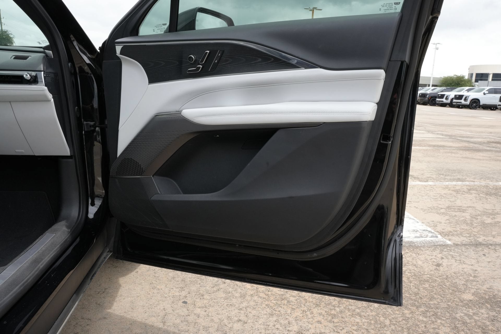 2024 Cadillac LYRIQ Luxury 1
