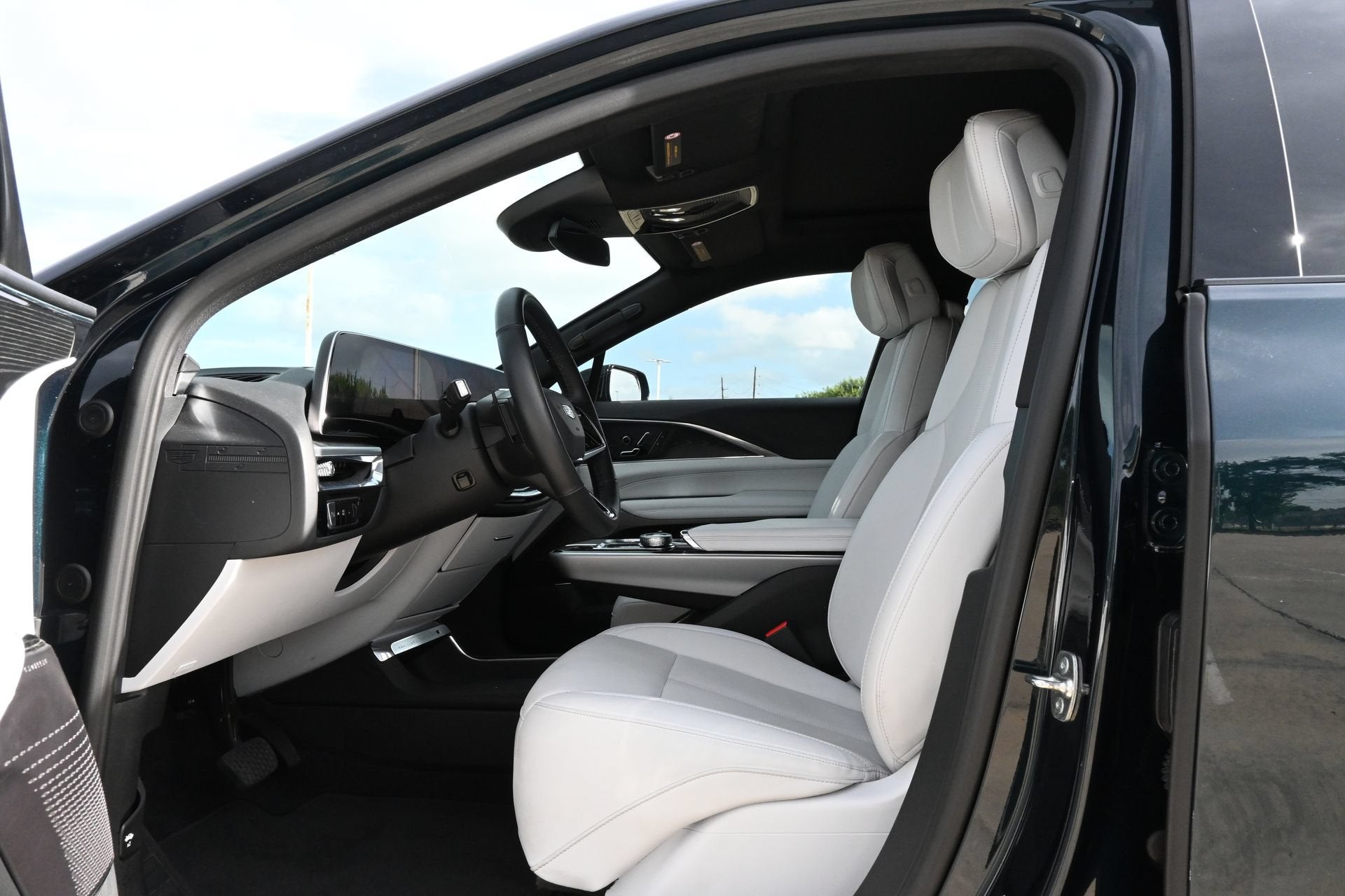 2024 Cadillac LYRIQ Luxury 1