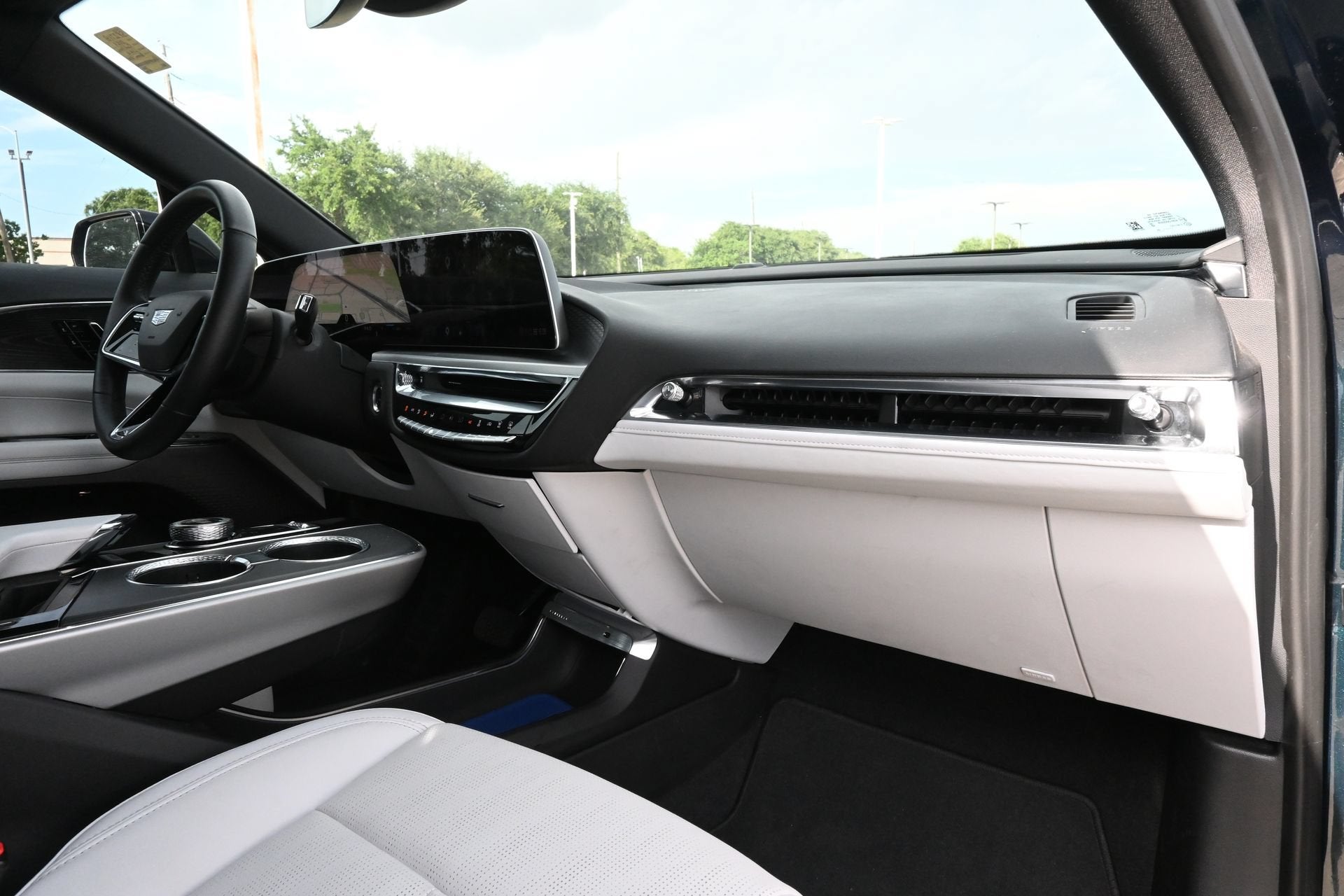 2024 Cadillac LYRIQ Luxury 1