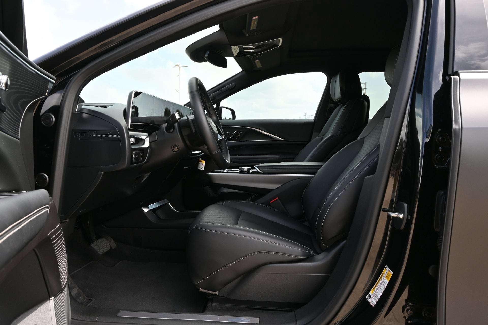 2024 Cadillac LYRIQ Luxury 1