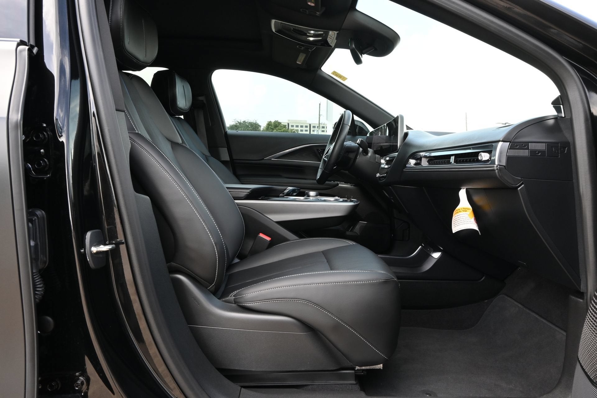 2024 Cadillac LYRIQ Luxury 1