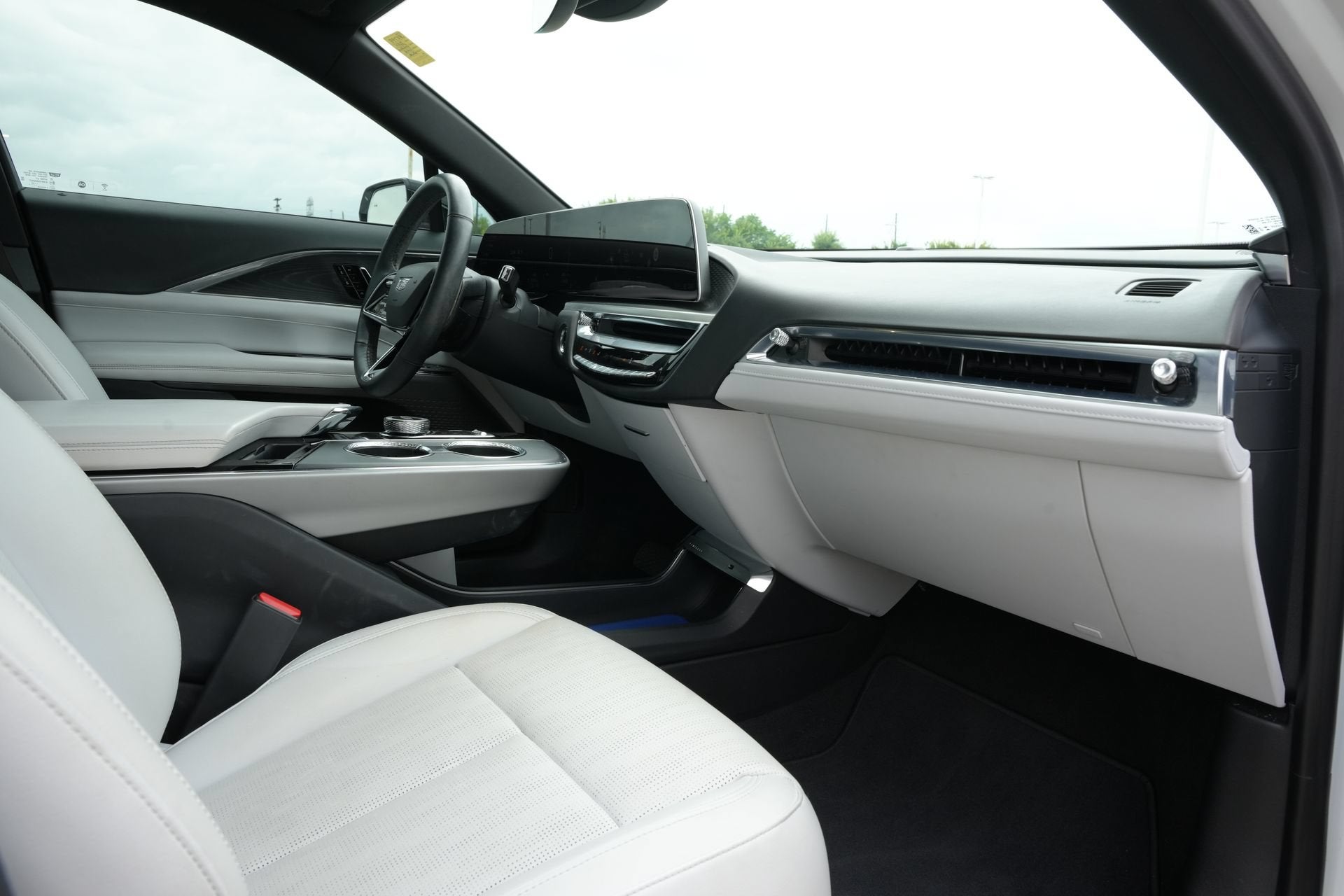 2024 Cadillac LYRIQ Luxury 1