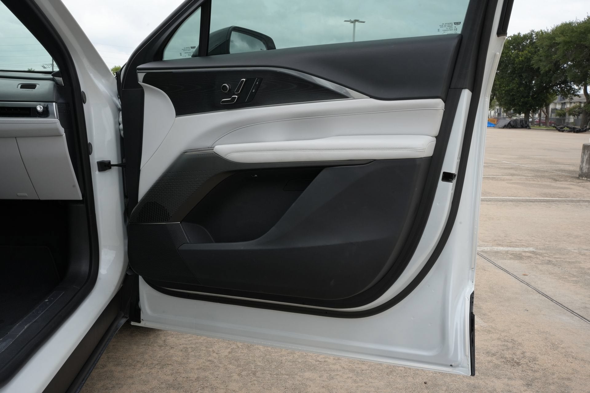 2024 Cadillac LYRIQ Luxury 1