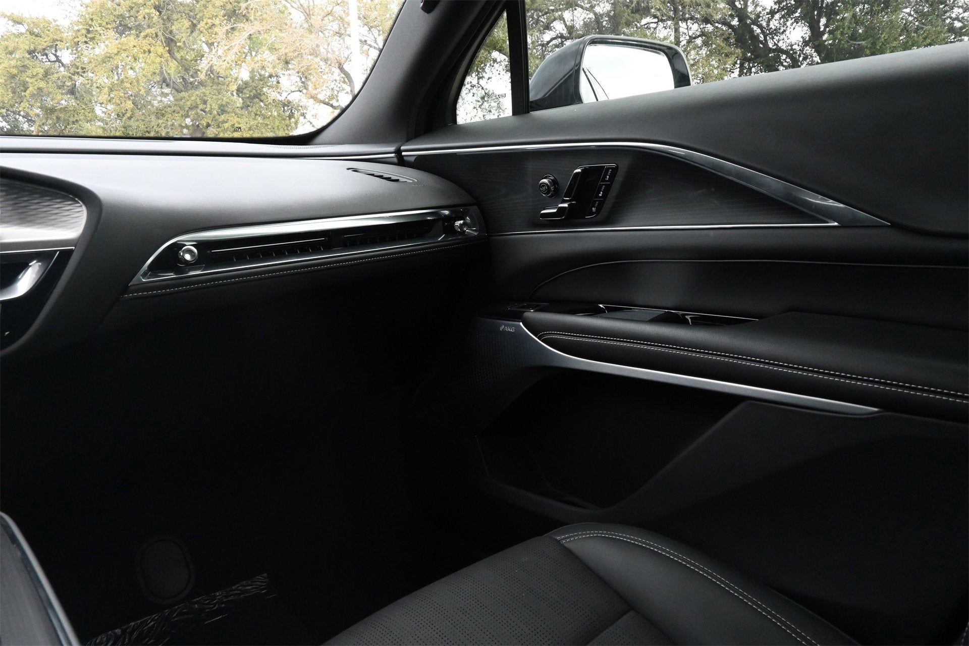 2024 Cadillac LYRIQ Luxury 2