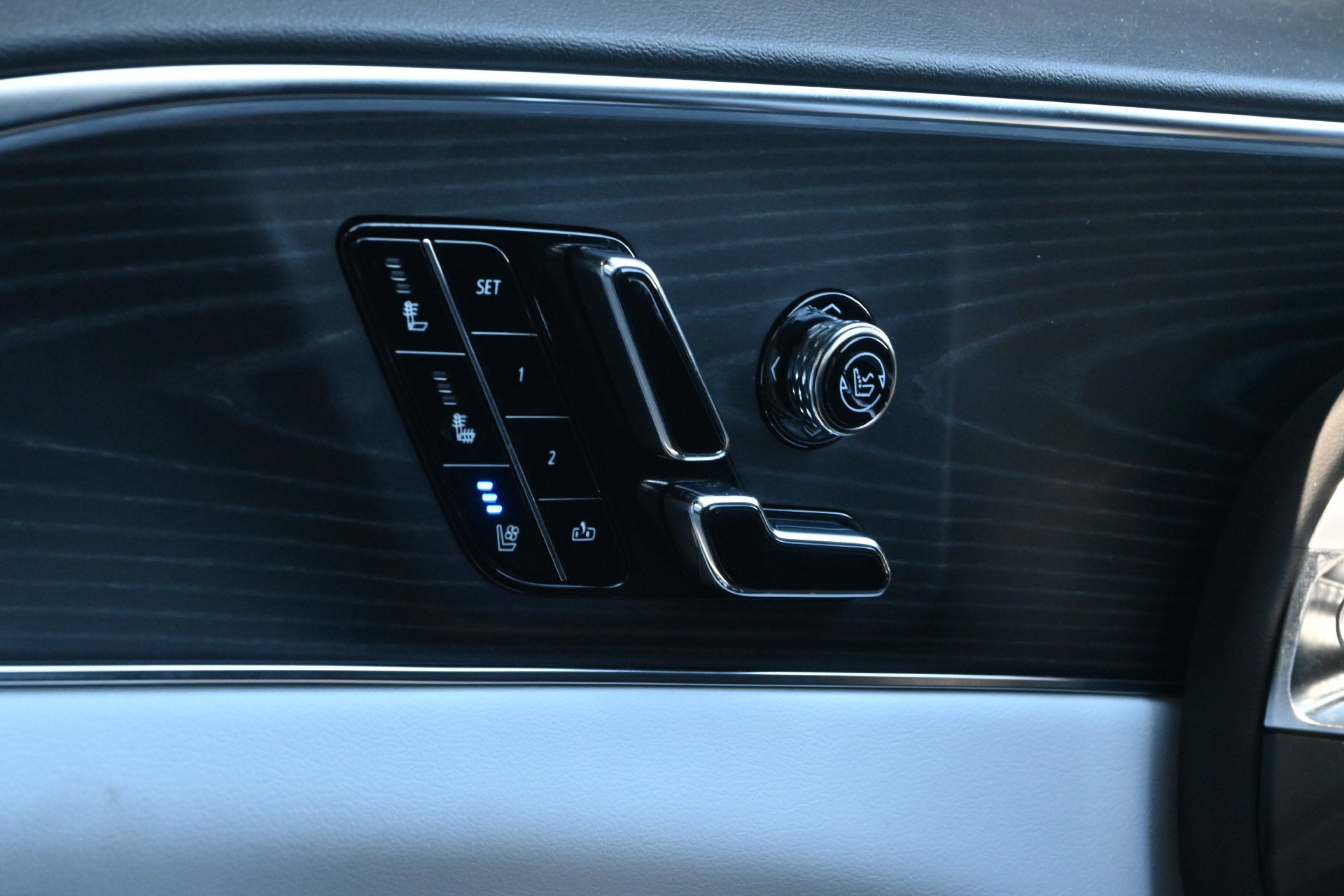 2025 Cadillac LYRIQ Luxury 2