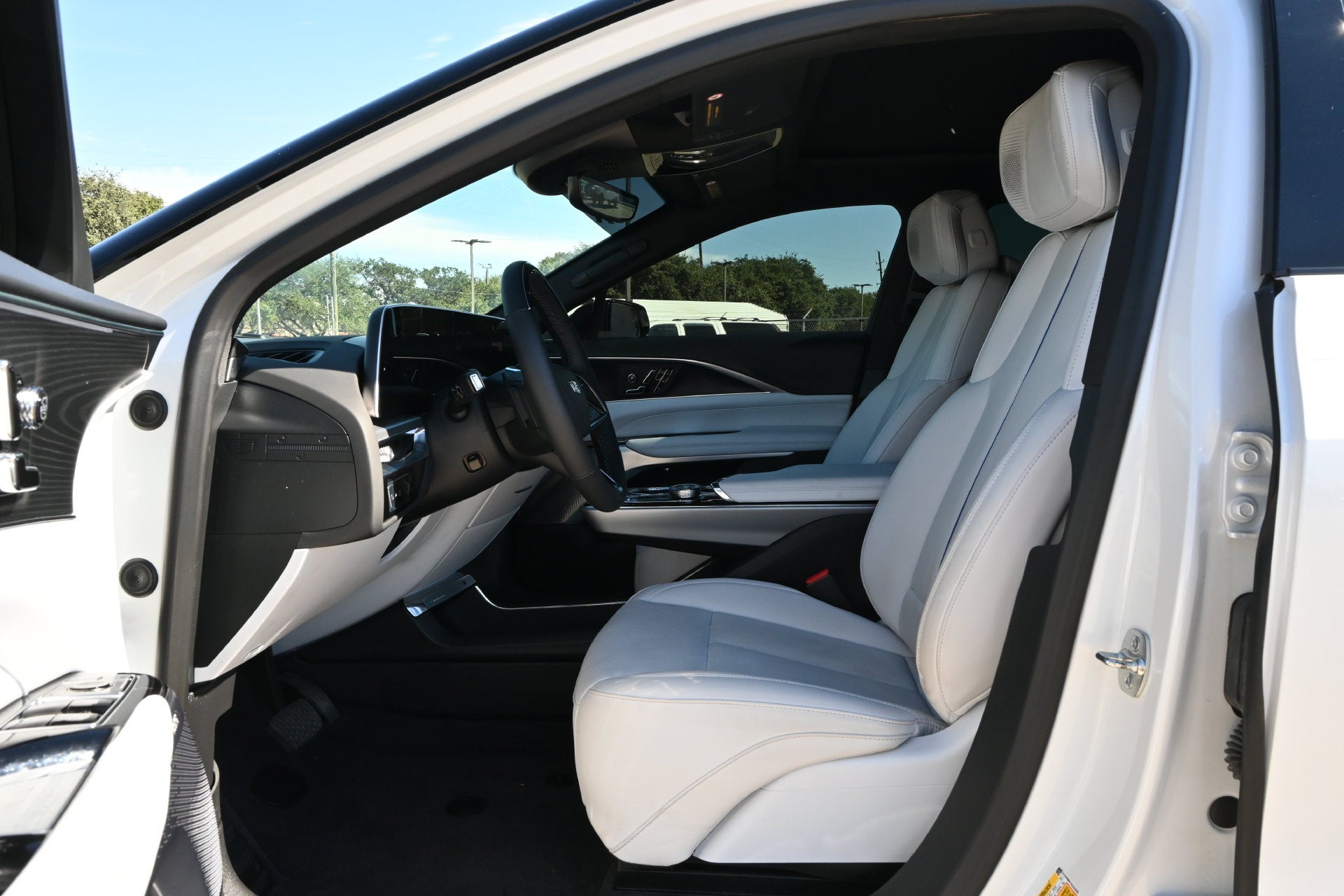 2025 Cadillac LYRIQ Luxury 2