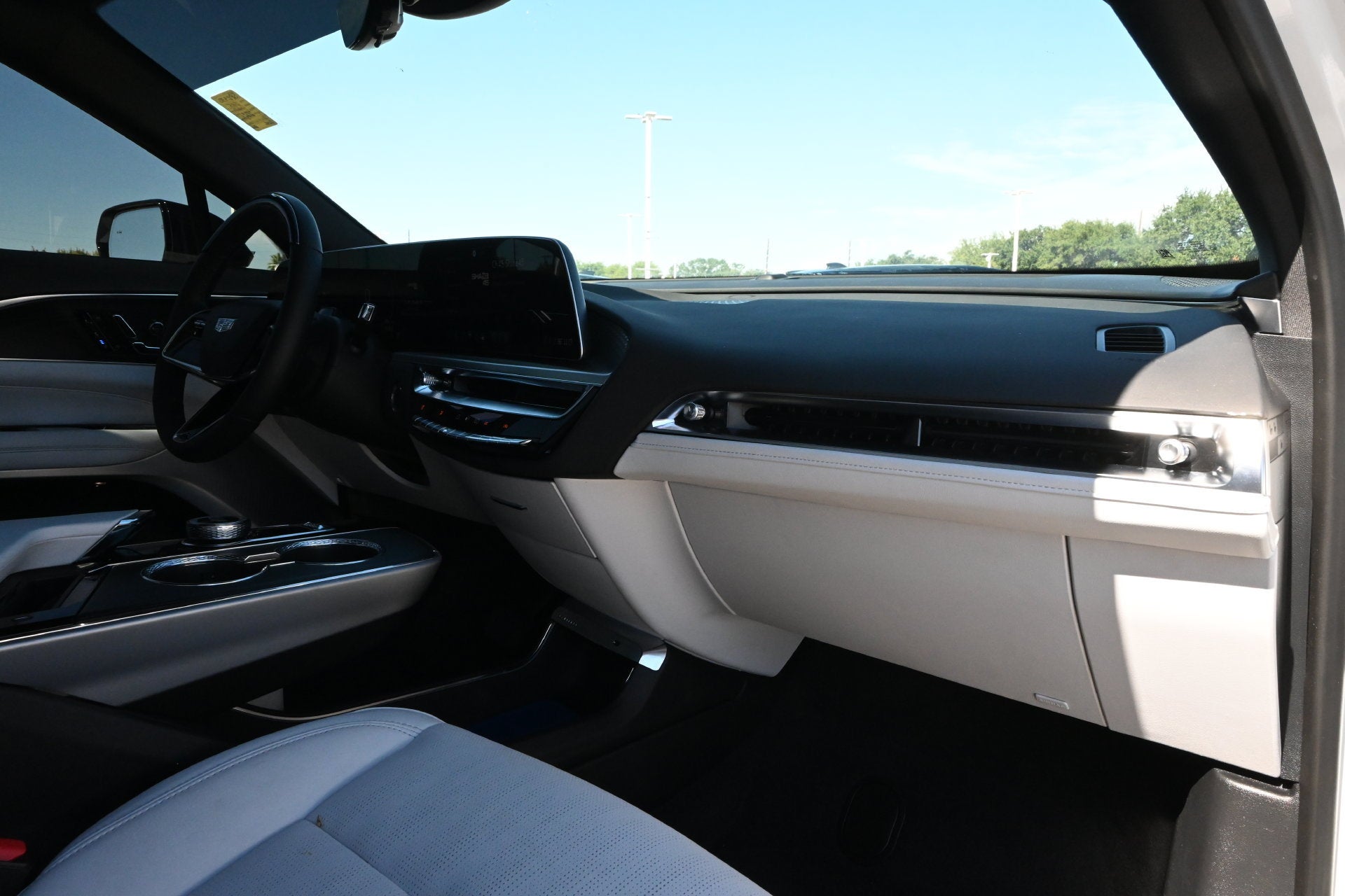 2025 Cadillac LYRIQ Luxury 2