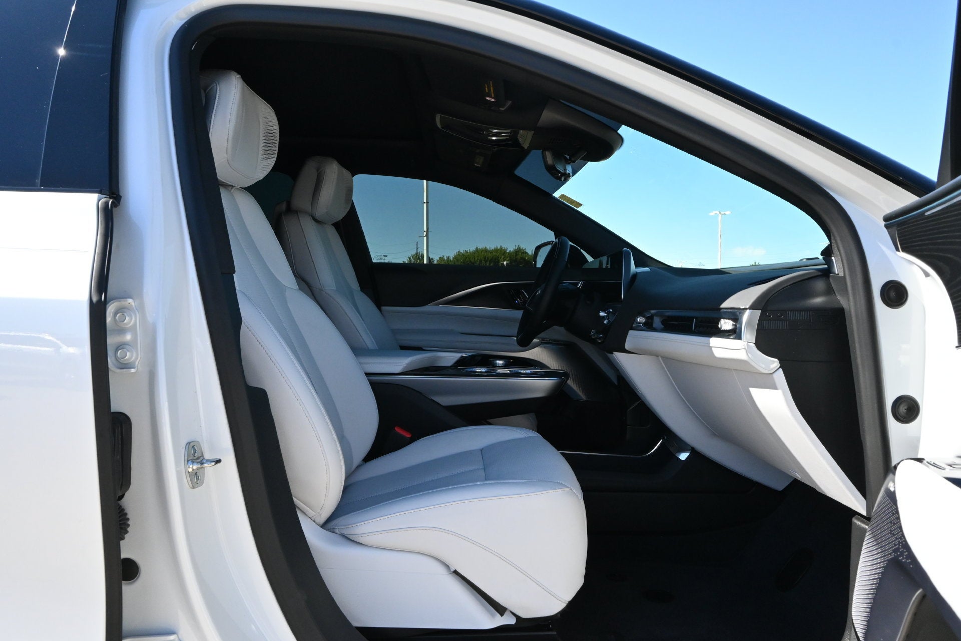 2025 Cadillac LYRIQ Luxury 2