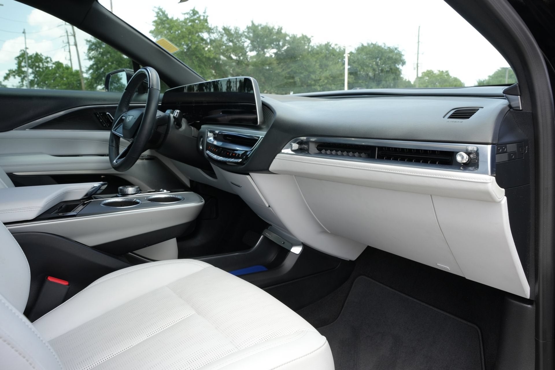 2024 Cadillac LYRIQ Luxury 2