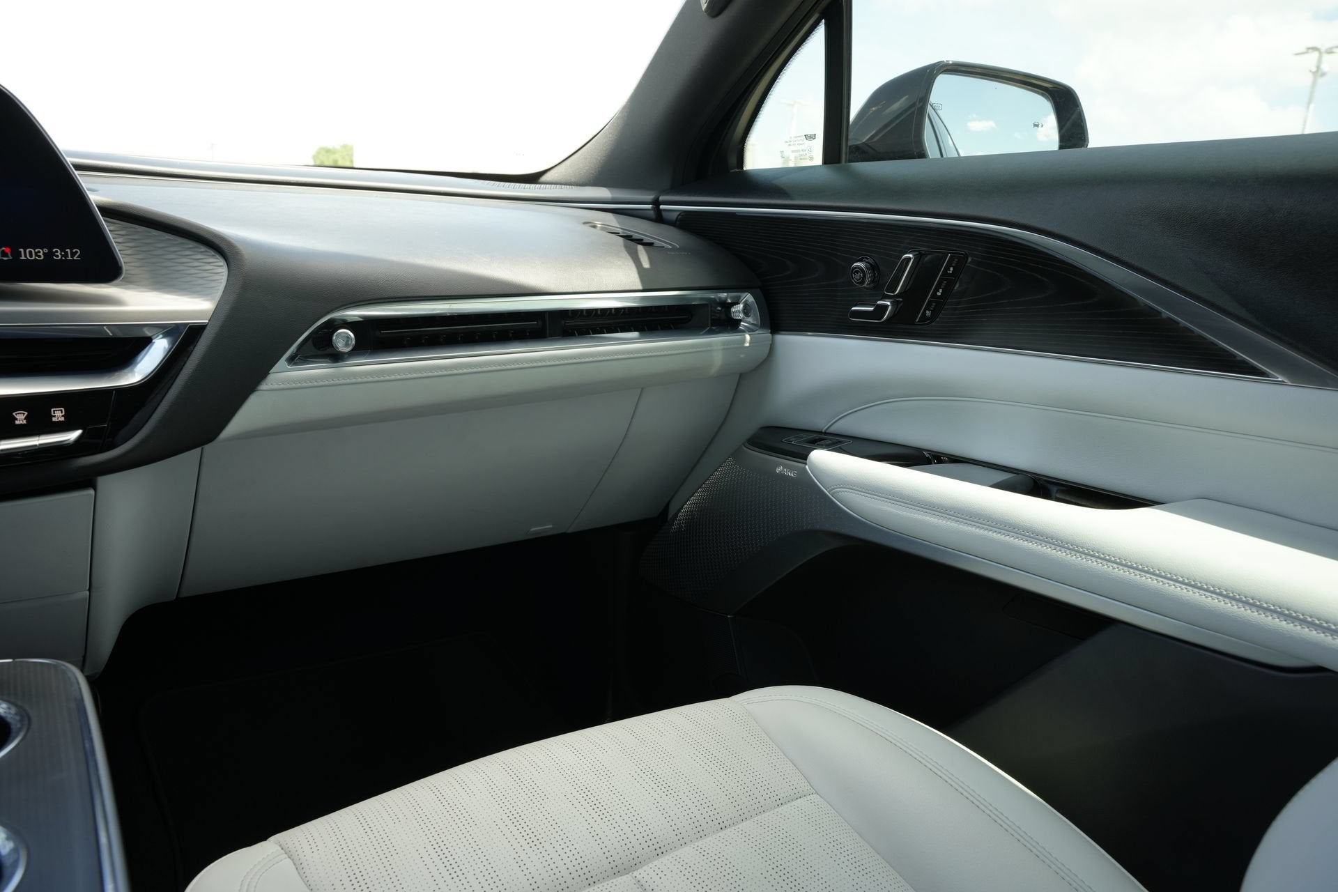2024 Cadillac LYRIQ Luxury 2