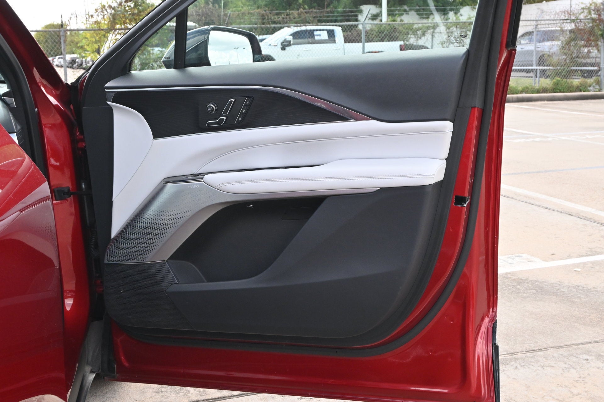 2024 Cadillac LYRIQ Luxury 2