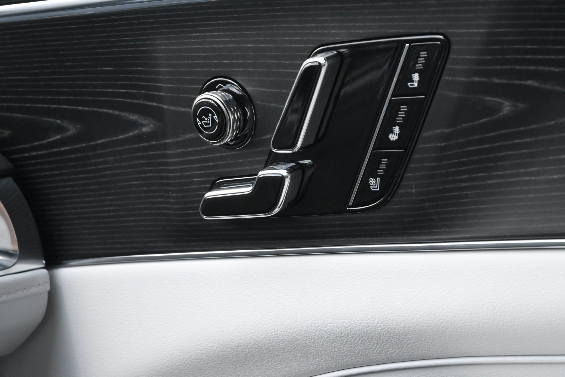 2024 Cadillac LYRIQ Luxury 2
