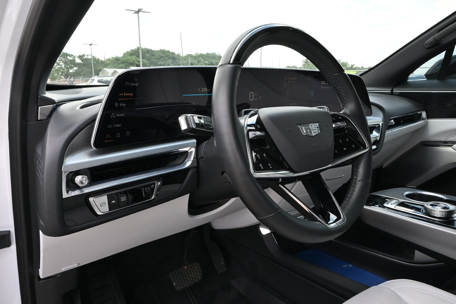 2024 Cadillac LYRIQ Luxury 2
