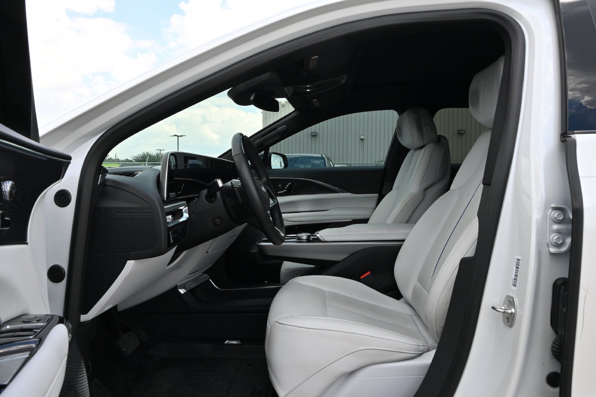 2024 Cadillac LYRIQ Luxury 2