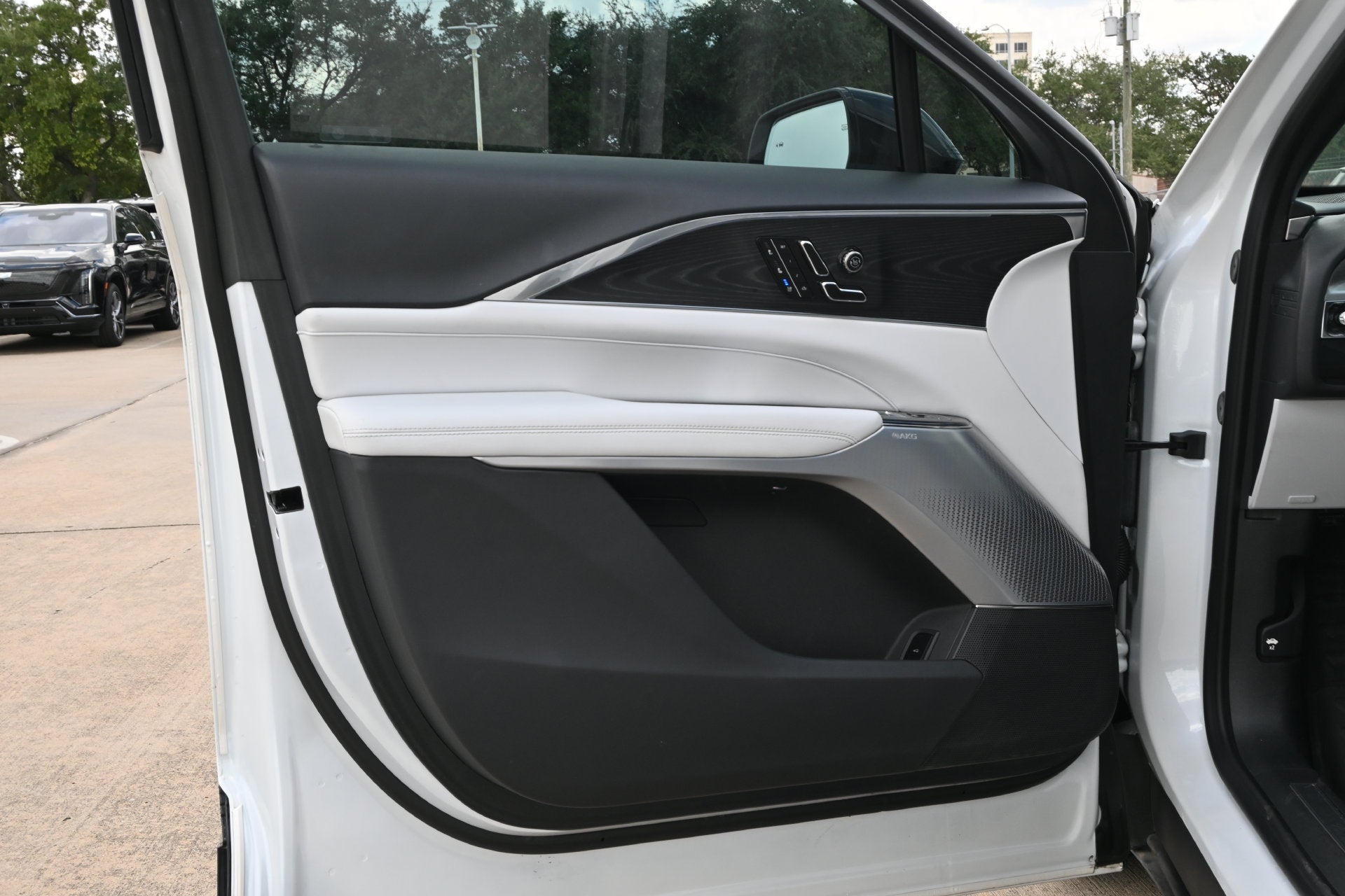 2024 Cadillac LYRIQ Luxury 2
