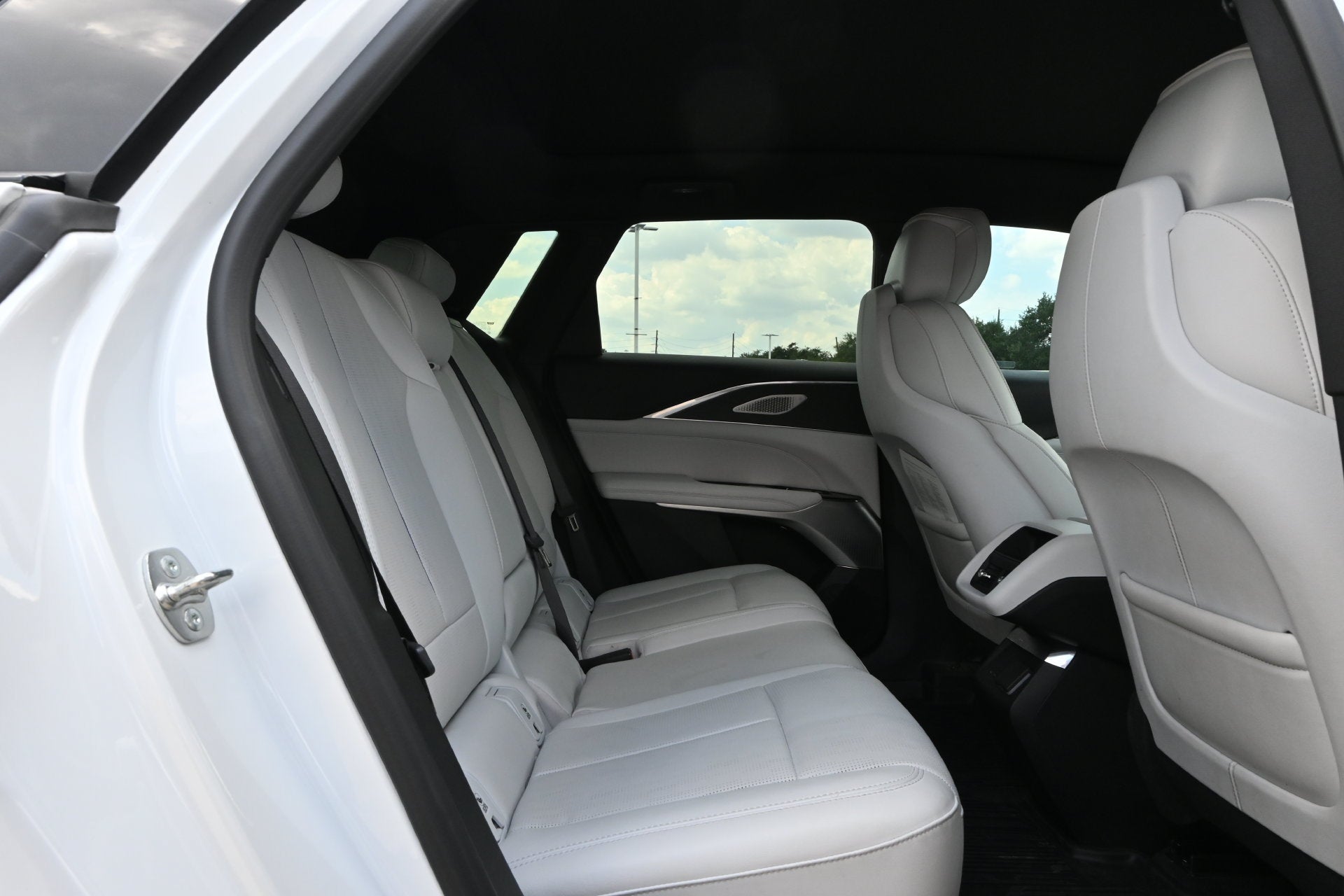 2024 Cadillac LYRIQ Luxury 2