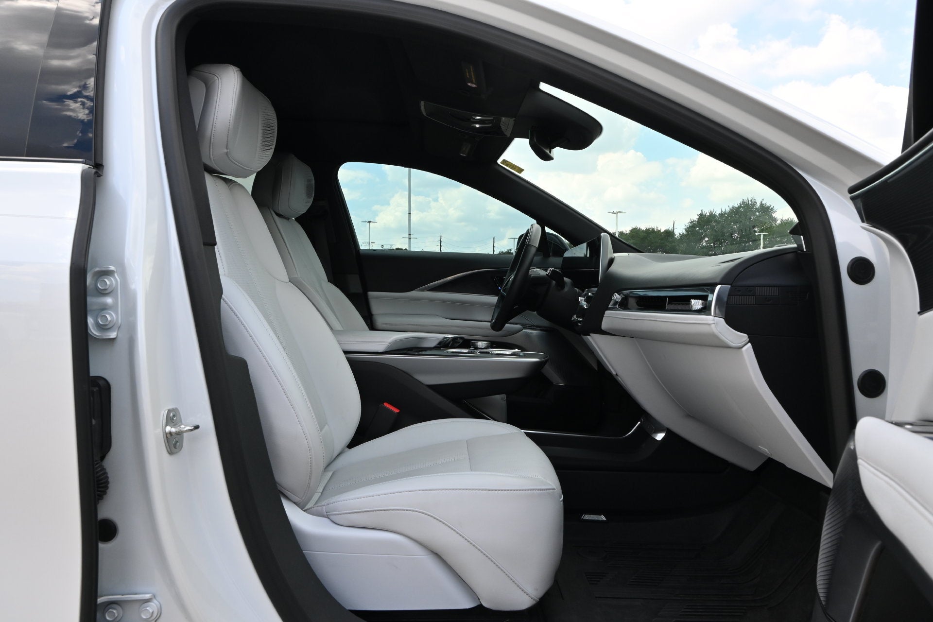 2024 Cadillac LYRIQ Luxury 2