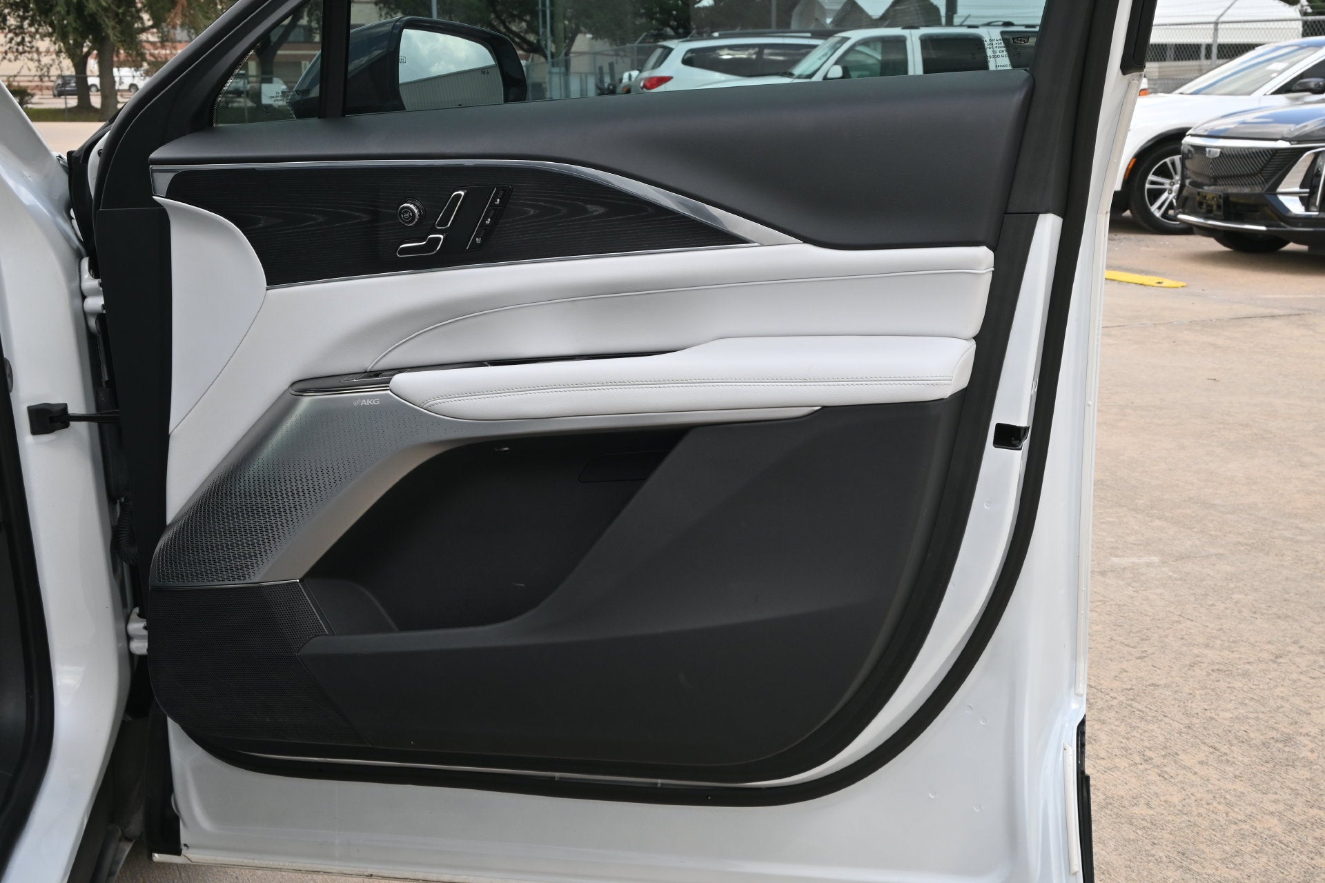 2024 Cadillac LYRIQ Luxury 2