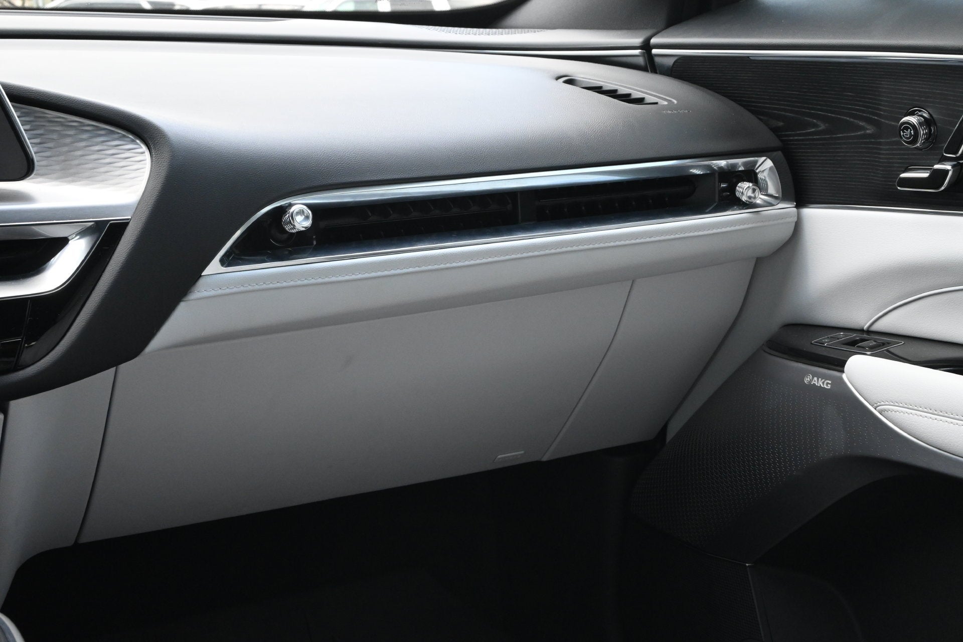 2024 Cadillac LYRIQ Luxury 2