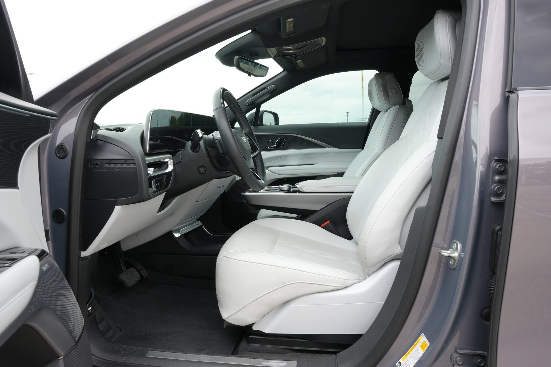 2024 Cadillac LYRIQ Luxury 3