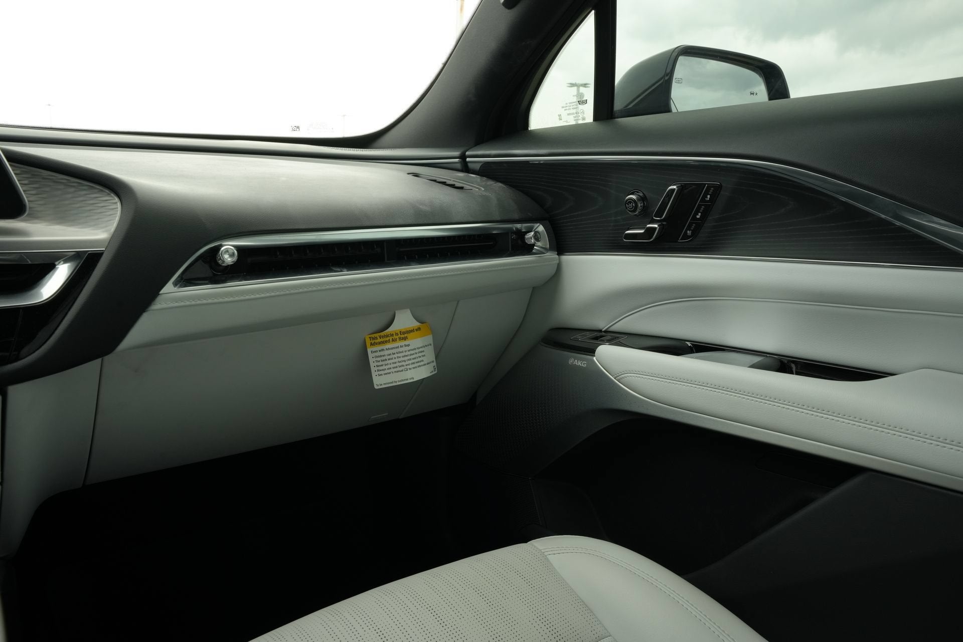 2024 Cadillac LYRIQ Luxury 3