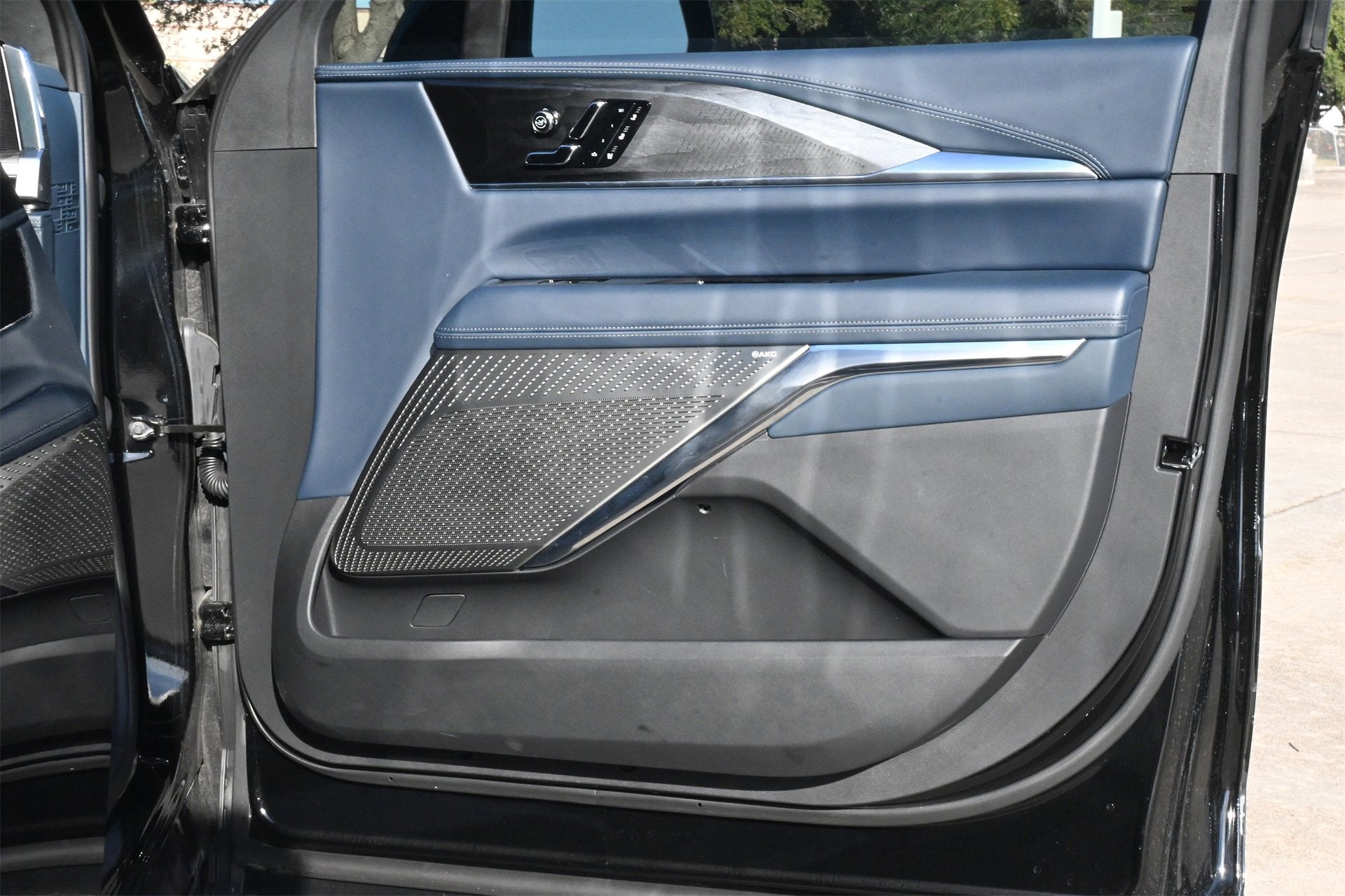 2025 Cadillac ESCALADE IQ Luxury 2