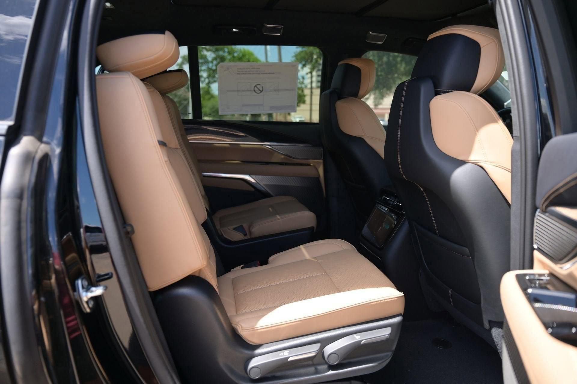 2025 Cadillac ESCALADE IQ Luxury 2