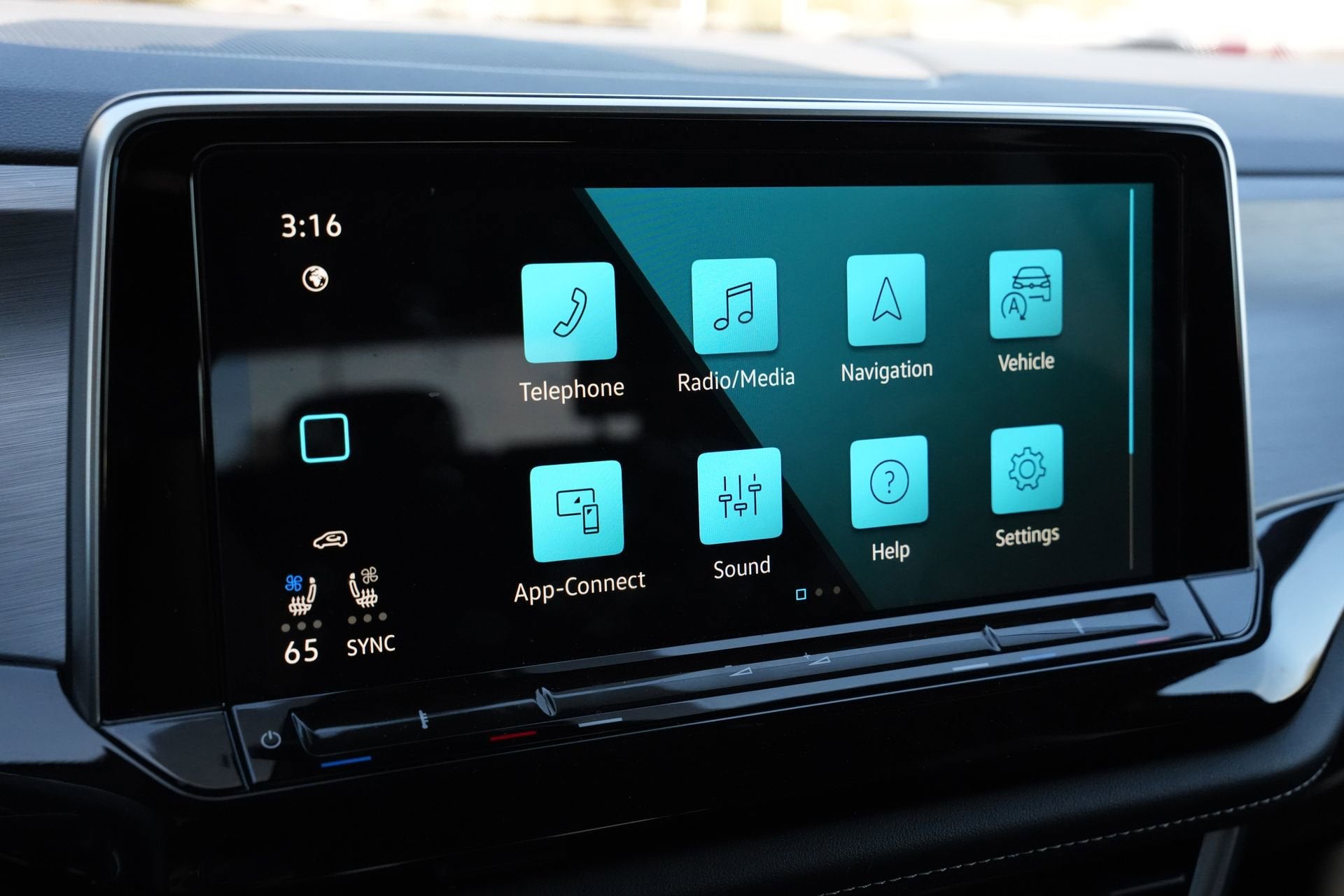 2025 Volkswagen Atlas Cross Sport 2.0T SE w/Technology