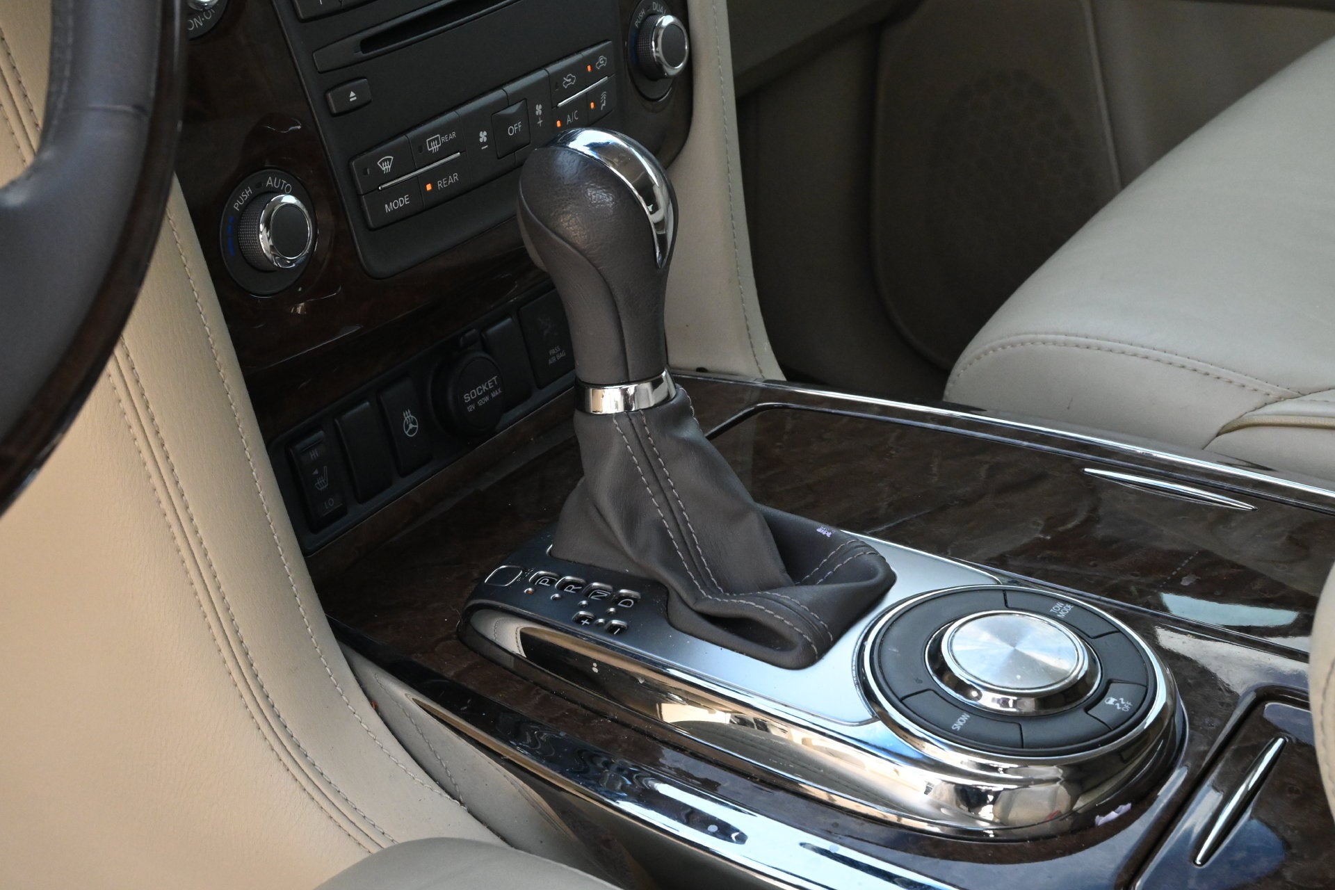 2017 INFINITI QX80 NA